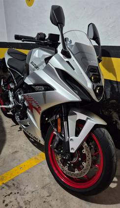 SUZUKI GSX-8R 